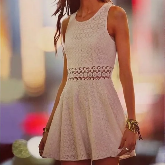 Free People Ivory Floral Daisies Dress Size 12 L Mini Cutout Taylor Swift Cute - Picture 4 of 9